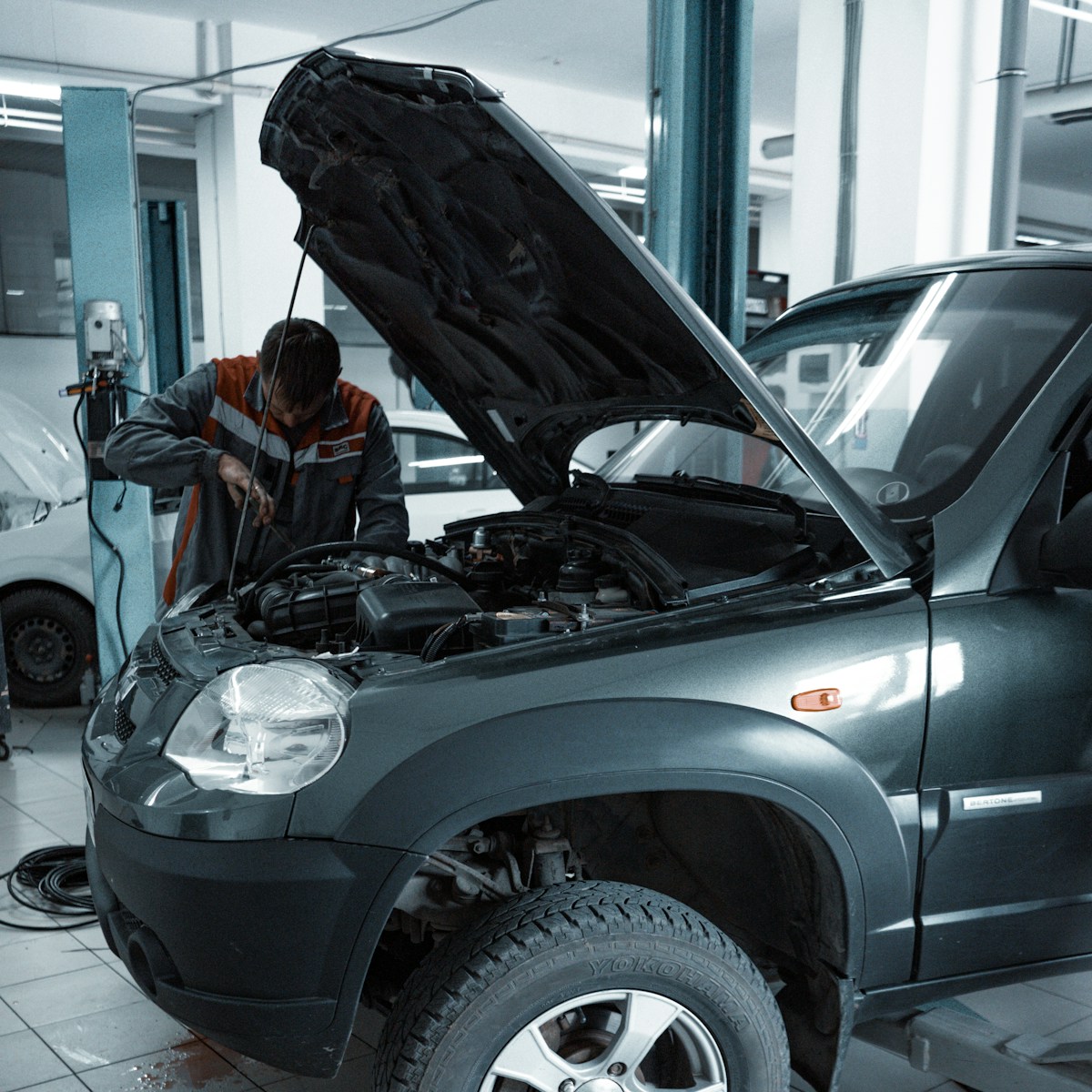 Diagnosegerät an einem modernen Fahrzeug in der Werkstatt