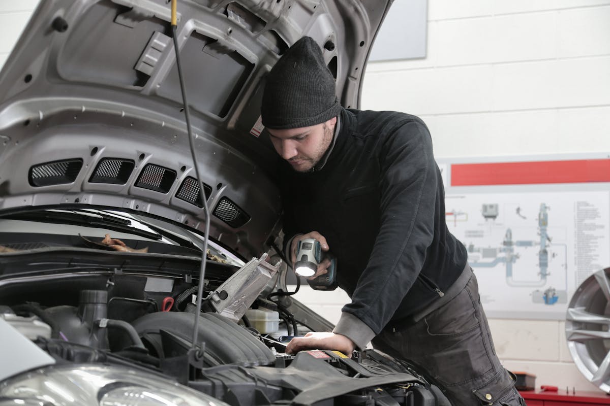 Reifen und Rad in der Werkstattumgebung